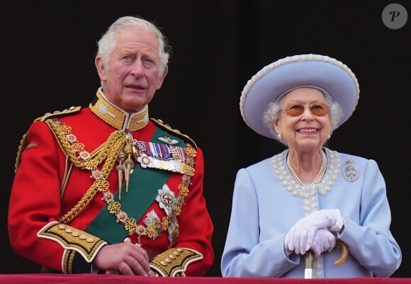 Le prince Charles, prince de Galles et sa mère La reine Elisabeth II d'Angleterre - Les membres de la famille royale regardent le défilé Trooping the Colour depuis un balcon du palais de Buckingham à Londres lors des célébrations du jubilé de platine de la reine. 