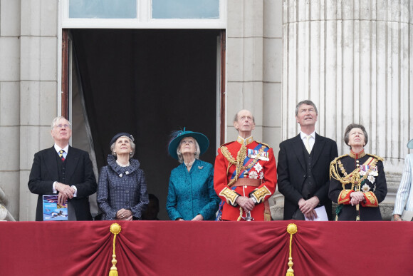Le prince Richard, duc de Gloucester, la princesse Alexandra de Kent, le prince Edward, duc de Kent, Timothy Laurence, la princesse Anne - Les membres de la famille royale saluent la foule depuis le balcon du Palais de Buckingham, lors de la parade militaire "Trooping the Colour" dans le cadre de la célébration du jubilé de platine (70 ans de règne) de la reine Elizabeth II à Londres, le 2 juin 2022.