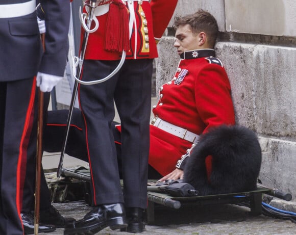 Un garde qui vient d'avoir un malaise est évacué avant l'arrivée de la famille royale. . Photo by Mark Thomas/i-Images/ABACAPRESS.COM