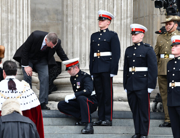 Un garde fait un malaise lors de la messe du jubilé célébrée à la cathédrale Saint-Paul de Londres, dans le cadre du jubilé de platine (70 ans de règne) de la reine Elisabeth II d'Angleterre. Londres, le 3 juin 2022. 