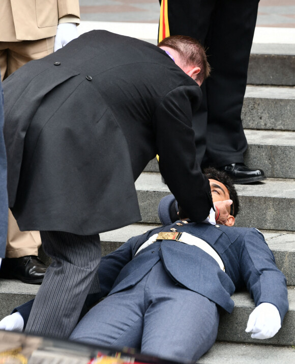 Un garde fait un malaise lors de la messe du jubilé célébrée à la cathédrale Saint-Paul de Londres, dans le cadre du jubilé de platine (70 ans de règne) de la reine Elisabeth II d'Angleterre. Londres, le 3 juin 2022. 