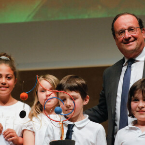 Exclusif - François Hollande entouré des lauréats du prix école - 10e cérémonie du prix de l'audace artistique et culturelle à l'auditorium de l'institut de France à Paris, le 30 mai 2022. © Christophe Clovis / Bestimage