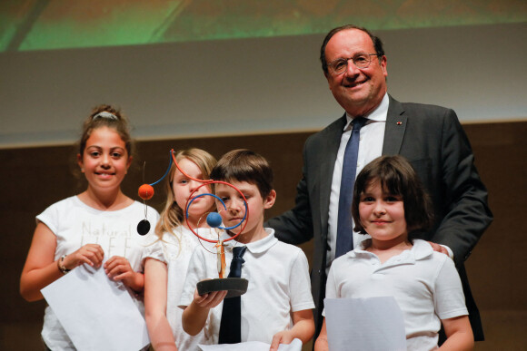 Exclusif - François Hollande entouré des lauréats du prix école - 10e cérémonie du prix de l'audace artistique et culturelle à l'auditorium de l'institut de France à Paris, le 30 mai 2022. © Christophe Clovis / Bestimage