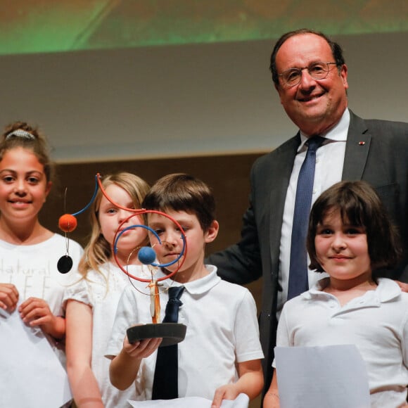 Exclusif - François Hollande entouré des lauréats du prix école - 10e cérémonie du prix de l'audace artistique et culturelle à l'auditorium de l'institut de France à Paris, le 30 mai 2022. © Christophe Clovis / Bestimage