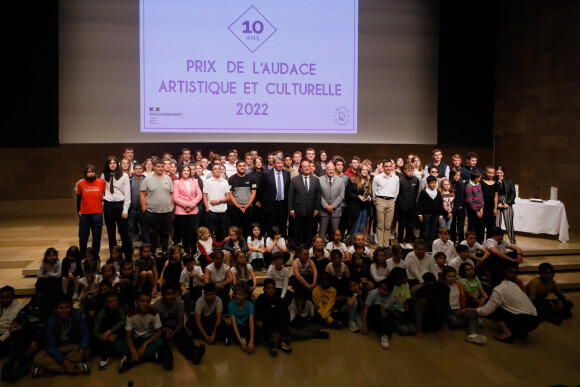 Exclusif - Xavier Darcos, François Hollande, Marc Ladreit de Lacharrière entourés des lauréats et finalistes du prix - 10e cérémonie du prix de l'audace artistique et culturelle à l'auditorium de l'institut de France à Paris, le 30 mai 2022. © Christophe Clovis / Bestimage