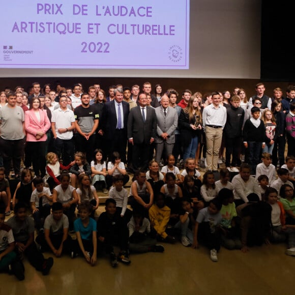 Exclusif - Xavier Darcos, François Hollande, Marc Ladreit de Lacharrière entourés des lauréats et finalistes du prix - 10e cérémonie du prix de l'audace artistique et culturelle à l'auditorium de l'institut de France à Paris, le 30 mai 2022. © Christophe Clovis / Bestimage