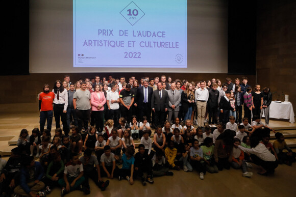 Exclusif - Xavier Darcos, François Hollande, Marc Ladreit de Lacharrière entourés des lauréats et finalistes du prix - 10e cérémonie du prix de l'audace artistique et culturelle à l'auditorium de l'institut de France à Paris, le 30 mai 2022. © Christophe Clovis / Bestimage