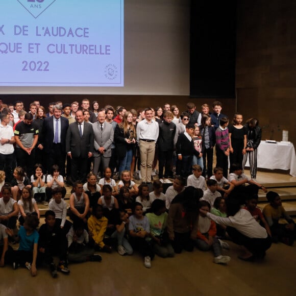 Exclusif - Xavier Darcos, François Hollande, Marc Ladreit de Lacharrière entourés des lauréats et finalistes du prix - 10e cérémonie du prix de l'audace artistique et culturelle à l'auditorium de l'institut de France à Paris, le 30 mai 2022. © Christophe Clovis / Bestimage