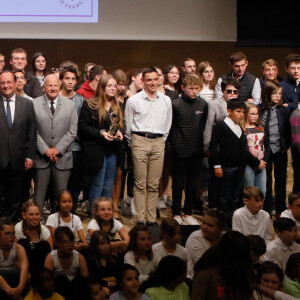 Exclusif - Xavier Darcos, François Hollande, Marc Ladreit de Lacharrière entourés des lauréats et finalistes du prix - 10e cérémonie du prix de l'audace artistique et culturelle à l'auditorium de l'institut de France à Paris, le 30 mai 2022. © Christophe Clovis / Bestimage