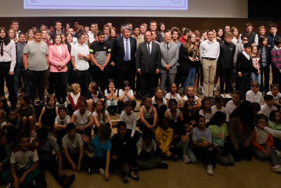 Exclusif - Xavier Darcos, François Hollande, Marc Ladreit de Lacharrière entourés des lauréats et finalistes du prix - 10e cérémonie du prix de l'audace artistique et culturelle à l'auditorium de l'institut de France à Paris, le 30 mai 2022. © Christophe Clovis / Bestimage