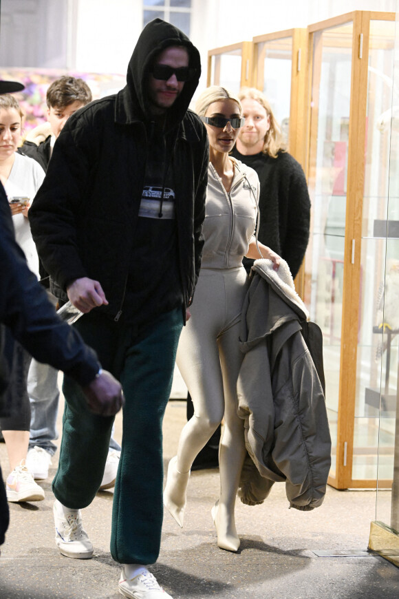 Kim Kardashian et son compagnon Pete Davidson à la sortie du "Dover Street Market" à Londres, le 31 mai 2022. 