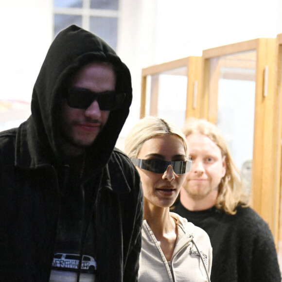 Kim Kardashian et son compagnon Pete Davidson à la sortie du "Dover Street Market" à Londres, le 31 mai 2022. 