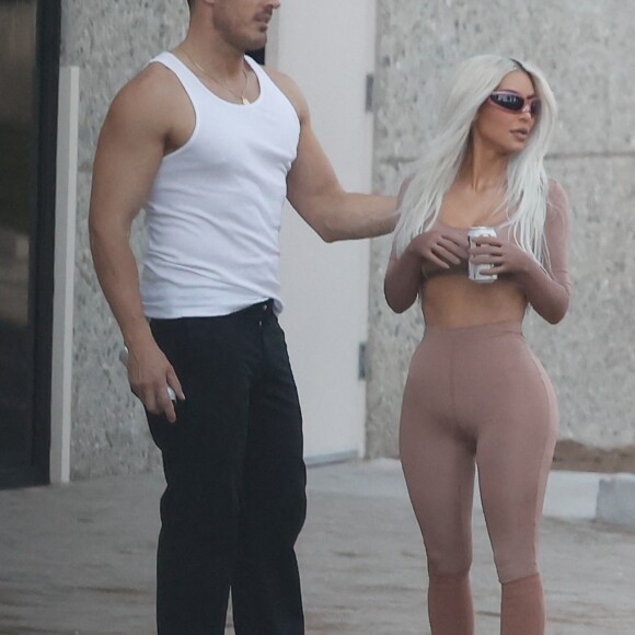 Exclusif - Kim Kardashian et son compagnon Pete Davidson semblent se préparer à une séance photo à Calabasas pour sa marque de vêtements Skims. Le 27 mai 2022. 