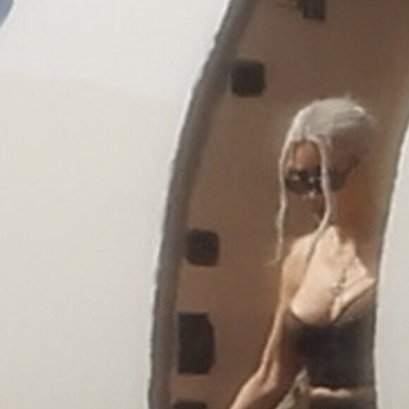 Kim Kardashian descend de son nouvel avion privé (150 millions de dollars), suivie de sa fille North West, sur le tarmac de l'aéroport de Los Angeles, le 24 mai 2022.