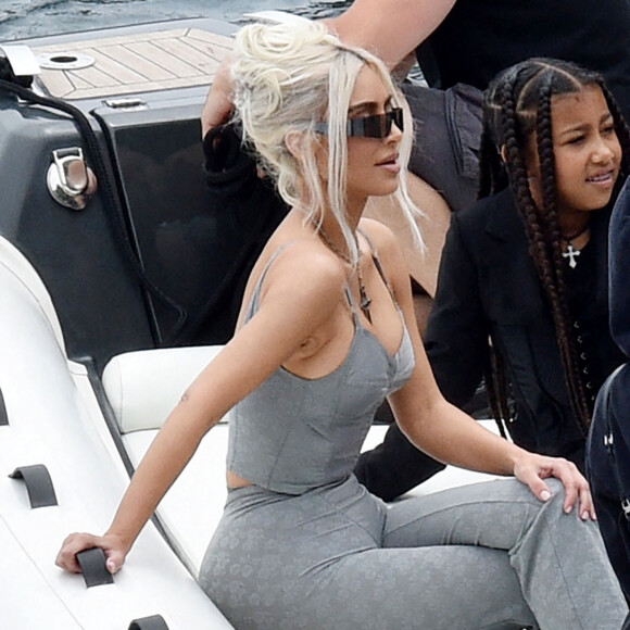 Kim Kardashian et sa fille North West - A l'ocassion du mariage italien de Kourtney Kardashian et de son mari Travis Barker, le clan Kardashian et les amis sont venus au grand complet (Kris Jenner, Kendall Jenner, Kylie Jenner, Khloe Kardashian, Kim Kardashian, avec compagnons et enfants). Portofino, le 22 mai 2022.