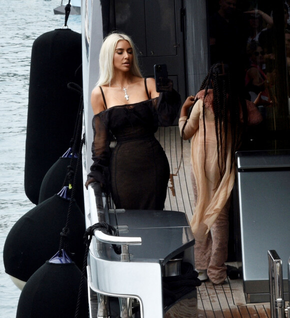 Kourtney Kardashian avec son mari Travis Barker et son fils Mason, passent la journée avec famille et amis sur un yacht à Portofino.