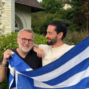 Laurent Ruquier et son compagnon Hugo Manos posant ensemble lors d'un week-end en Normandie le 14 mai 2022.