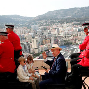 No Tabloïds - Le prince Albert II de Monaco avec ses enfants, le prince Jacques de Monaco, marquis des Baux et la princesse Gabriella de Monaco, comtesse de Carladès, en calèche pour se rendre à la fête des Fiefs 3ème rencontre des sites historiques Grimaldi de Monaco, le 4 juin 2022. © Sebastien Botella/Nice Matin/Bestimage