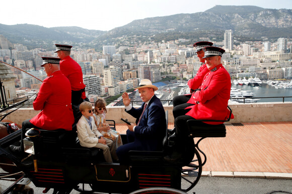 No Tabloïds - Le prince Albert II de Monaco avec ses enfants, le prince Jacques de Monaco, marquis des Baux et la princesse Gabriella de Monaco, comtesse de Carladès, en calèche pour se rendre à la fête des Fiefs 3ème rencontre des sites historiques Grimaldi de Monaco, le 4 juin 2022. © Sebastien Botella/Nice Matin/Bestimage