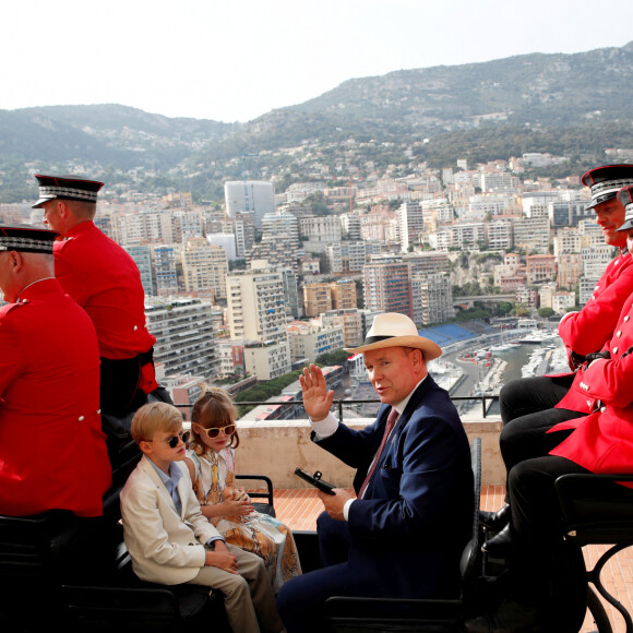No Tabloïds - Le prince Albert II de Monaco avec ses enfants, le prince Jacques de Monaco, marquis des Baux et la princesse Gabriella de Monaco, comtesse de Carladès, en calèche pour se rendre à la fête des Fiefs 3ème rencontre des sites historiques Grimaldi de Monaco, le 4 juin 2022. © Sebastien Botella/Nice Matin/Bestimage