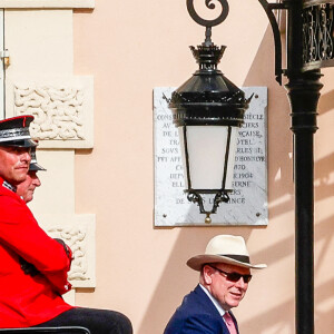 Le prince Albert II de Monaco avec ses enfants, le prince Jacques de Monaco, marquis des Baux et la princesse Charlène de Monaco en calèche pour se rendre à la fête des Fiefs 3ème rencontre des sites historiques Grimaldi de Monaco, le 4 juin 2022. © Claudia Albuquerque/Bestimage  Prince Albert II of Monaco with his children, Prince Jacques of Monaco, Marquis des Baux and Princess Gabriella of Monaco in a horse-drawn carriage to go to the Fête des Fiefs 3rd meeting of Grimaldi historic sites in Monaco, June 4, 2022. 