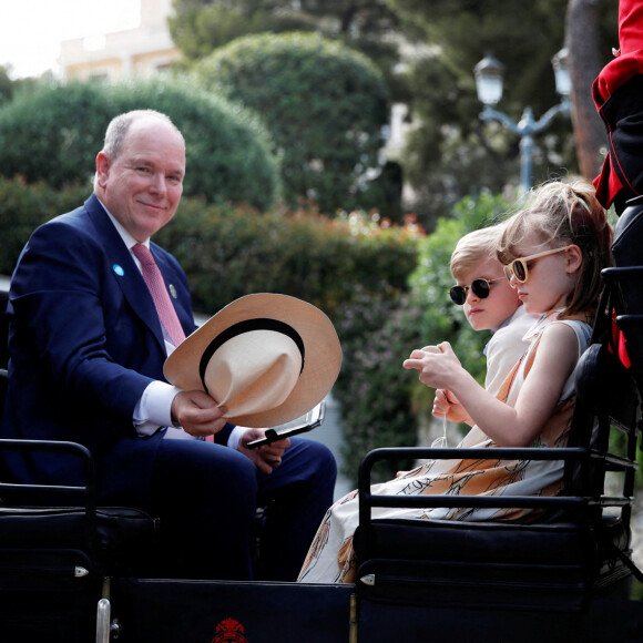 No Tabloïds - Le prince Albert II de Monaco avec ses enfants, le prince Jacques de Monaco, marquis des Baux et la princesse Gabriella de Monaco, comtesse de Carladès, en calèche pour se rendre à la fête des Fiefs 3ème rencontre des sites historiques Grimaldi de Monaco © Sebastien Botella/Nice Matin/Bestimage