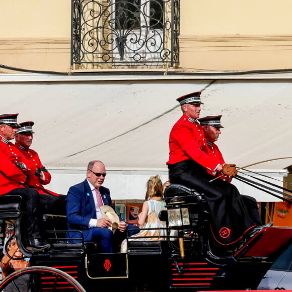 No Tabloïds - Le prince Albert II de Monaco avec ses enfants, le prince Jacques de Monaco, marquis des Baux et la princesse Charlène de Monaco en calèche pour se rendre à la fête des Fiefs 3ème rencontre des sites historiques Grimaldi de Monaco, le 4 juin 2022. © Claudia Albuquerque/Bestimage