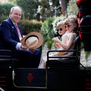 No Tabloïds - Le prince Albert II de Monaco avec ses enfants, le prince Jacques de Monaco, marquis des Baux et la princesse Gabriella de Monaco, comtesse de Carladès, en calèche pour se rendre à la fête des Fiefs 3ème rencontre des sites historiques Grimaldi de Monaco, le 4 juin 2022. © Sebastien Botella/Nice Matin/Bestimage