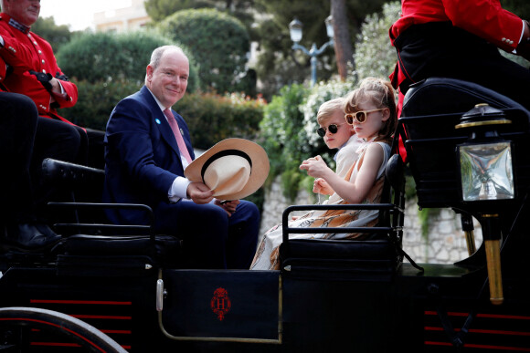 No Tabloïds - Le prince Albert II de Monaco avec ses enfants, le prince Jacques de Monaco, marquis des Baux et la princesse Gabriella de Monaco, comtesse de Carladès, en calèche pour se rendre à la fête des Fiefs 3ème rencontre des sites historiques Grimaldi de Monaco, le 4 juin 2022. © Sebastien Botella/Nice Matin/Bestimage