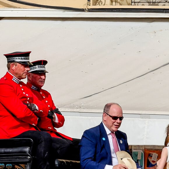 No Tabloïds - Le prince Albert II de Monaco avec ses enfants, le prince Jacques de Monaco, marquis des Baux et la princesse Charlène de Monaco en calèche pour se rendre à la fête des Fiefs 3ème rencontre des sites historiques Grimaldi de Monaco, le 4 juin 2022. © Claudia Albuquerque/Bestimage