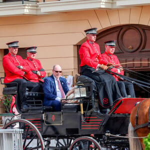 Le prince Albert II de Monaco avec ses enfants, le prince Jacques de Monaco, marquis des Baux et la princesse Charlène de Monaco en calèche pour se rendre à la fête des Fiefs 3ème rencontre des sites historiques Grimaldi de Monaco, le 4 juin 2022. © Claudia Albuquerque/Bestimage