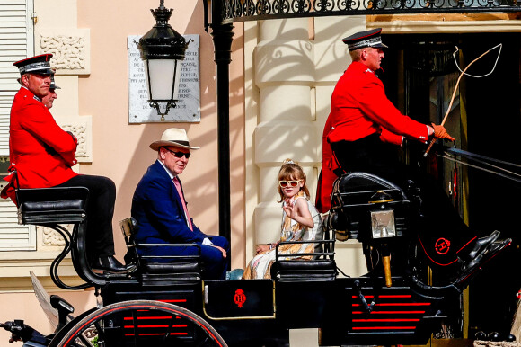 No Tabloïds - Le prince Albert II de Monaco avec ses enfants, le prince Jacques de Monaco, marquis des Baux et la princesse Charlène de Monaco en calèche pour se rendre à la fête des Fiefs 3ème rencontre des sites historiques Grimaldi de Monaco, le 4 juin 2022. © Claudia Albuquerque/Bestimage