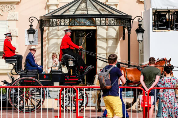 No Tabloïds - Le prince Albert II de Monaco avec ses enfants, le prince Jacques de Monaco, marquis des Baux et la princesse Charlène de Monaco en calèche pour se rendre à la fête des Fiefs 3ème rencontre des sites historiques Grimaldi de Monaco, le 4 juin 2022. © Claudia Albuquerque/Bestimage