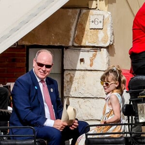 No Tabloïds - Le prince Albert II de Monaco avec ses enfants, le prince Jacques de Monaco, marquis des Baux et la princesse Charlène de Monaco en calèche pour se rendre à la fête des Fiefs 3ème rencontre des sites historiques Grimaldi de Monaco, le 4 juin 2022. © Claudia Albuquerque/Bestimage