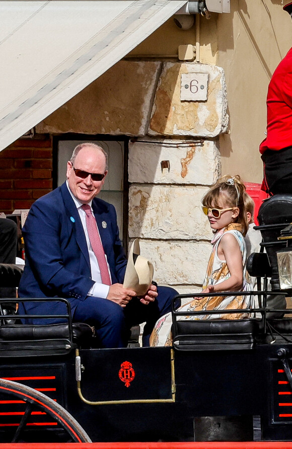 No Tabloïds - Le prince Albert II de Monaco avec ses enfants, le prince Jacques de Monaco, marquis des Baux et la princesse Charlène de Monaco en calèche pour se rendre à la fête des Fiefs 3ème rencontre des sites historiques Grimaldi de Monaco, le 4 juin 2022. © Claudia Albuquerque/Bestimage