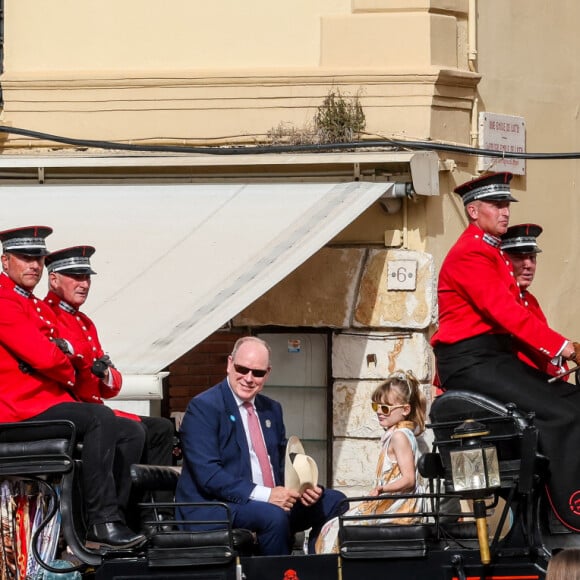 No Tabloïds - Le prince Albert II de Monaco avec ses enfants, le prince Jacques de Monaco, marquis des Baux et la princesse Charlène de Monaco en calèche pour se rendre à la fête des Fiefs 3ème rencontre des sites historiques Grimaldi de Monaco, le 4 juin 2022. © Claudia Albuquerque/Bestimage