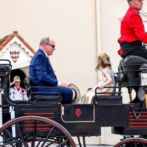 No Tabloïds - Le prince Albert II de Monaco avec ses enfants, le prince Jacques de Monaco, marquis des Baux et la princesse Charlène de Monaco en calèche pour se rendre à la fête des Fiefs 3ème rencontre des sites historiques Grimaldi de Monaco, le 4 juin 2022. © Claudia Albuquerque/Bestimage