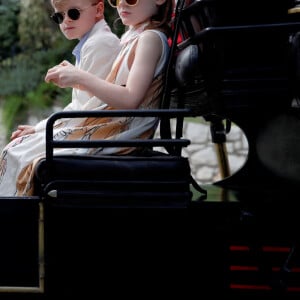 No Tabloïds - Le prince Albert II de Monaco avec ses enfants, le prince Jacques de Monaco, marquis des Baux et la princesse Charlène de Monaco en calèche pour se rendre à la fête des Fiefs 3ème rencontre des sites historiques Grimaldi de Monaco, le 4 juin 2022. © Claudia Albuquerque/Bestimage