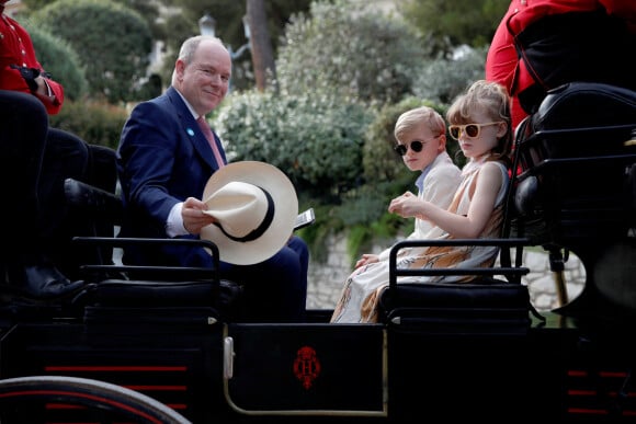 No Tabloïds - Le prince Albert II de Monaco avec ses enfants, le prince Jacques de Monaco, marquis des Baux et la princesse Charlène de Monaco en calèche pour se rendre à la fête des Fiefs 3ème rencontre des sites historiques Grimaldi de Monaco, le 4 juin 2022. © Claudia Albuquerque/Bestimage