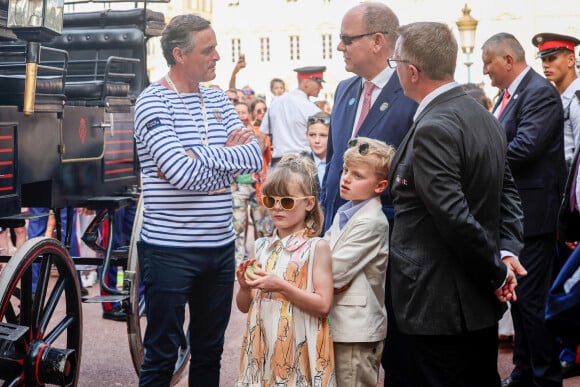 Le prince Albert II de Monaco avec ses enfants, le prince Jacques de Monaco, marquis des Baux et la princesse Charlène de Monaco en calèche pour se rendre à la fête des Fiefs 3ème rencontre des sites historiques Grimaldi de Monaco, le 4 juin 2022. © Claudia Albuquerque/Bestimage