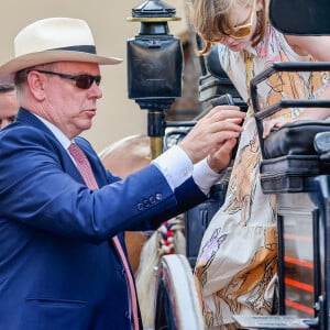 No Tabloïds - Le prince Albert II de Monaco avec ses enfants, le prince Jacques de Monaco, marquis des Baux et la princesse Charlène de Monaco en calèche pour se rendre à la fête des Fiefs 3ème rencontre des sites historiques Grimaldi de Monaco, le 4 juin 2022. © Claudia Albuquerque/Bestimage