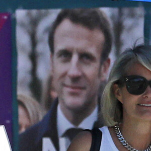 Laeticia Hallyday est allée voter accompagnée de sa fille Joy au bureau de vote du consulat installé au Lycée Français de Burbank pour le premier tour de l'élection présidentielle le 9 avril 2022.