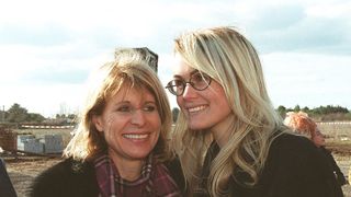 Laeticia Hallyday rend hommage à sa mère pour ses 70 ans : de tendres souvenirs avec Jade et Joy dévoilés