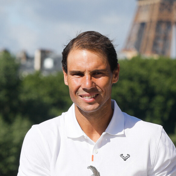 Rafael Nadal - Rafael Nadal pose avec la coupe des Mousquetaires sur le pont Alexandre III après sa 14ème victoire en finale du simple messieurs aux internationaux de France de tennis de Roland Garros à Paris, France, le 06 juin 2022. © Christophe Clovis / Bestimage.