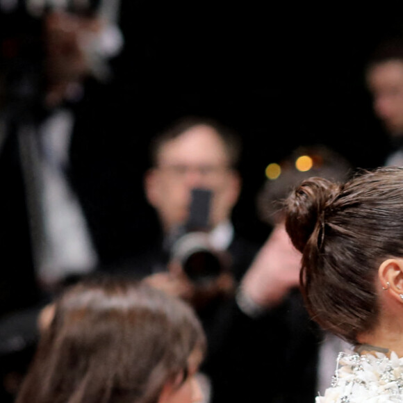 Nabilla Benattia (enceinte) et son mari Thomas Vergara - Montée des marches du film " Stars At Noon " lors du 75ème Festival International du Film de Cannes. Le 25 mai 2022 © Dominique Jacovides / Bestimage