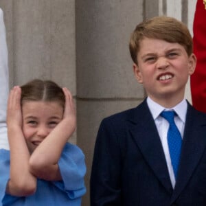 La princesse Charlotte de Cambridge et le prince George - Les membres de la famille royale regardent le défilé Trooping the Colour depuis un balcon du palais de Buckingham à Londres lors des célébrations du jubilé de platine de la reine le 2 juin 2022.  2 June 2022. Members of The Royal Family attend The Queen's Birthday Parade - Trooping The Colour. On Horse Guards Parade, The Prince of Wales will take the Salute and inspect the Troops of the Household Division on Her Majesty's behalf, joined by The Duke of Cambridge and The Princess Royal. Here, Prince George, Princess Charlotte 