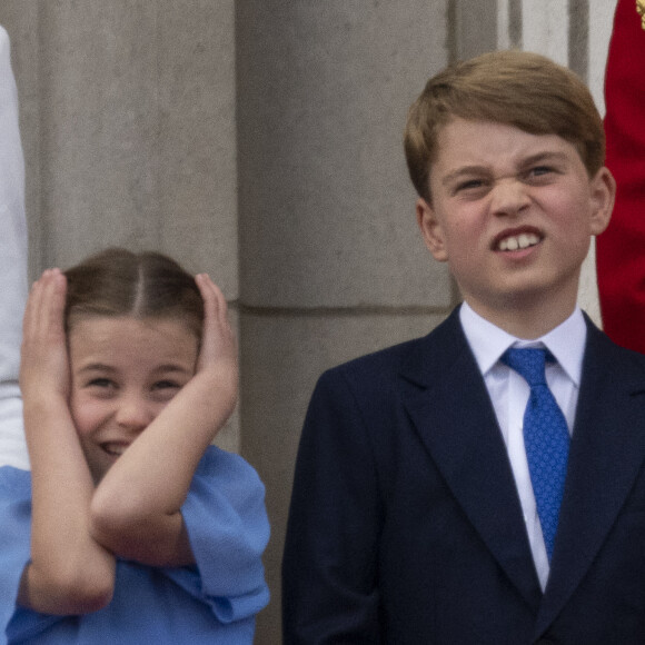 La princesse Charlotte de Cambridge et le prince George - Les membres de la famille royale regardent le défilé Trooping the Colour depuis un balcon du palais de Buckingham à Londres lors des célébrations du jubilé de platine de la reine le 2 juin 2022.  2 June 2022. Members of The Royal Family attend The Queen's Birthday Parade - Trooping The Colour. On Horse Guards Parade, The Prince of Wales will take the Salute and inspect the Troops of the Household Division on Her Majesty's behalf, joined by The Duke of Cambridge and The Princess Royal. Here, Prince George, Princess Charlotte 