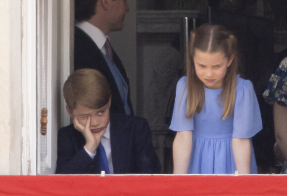 Le prince George de Cambridge et la princesse Charlotte - Les membres de la famille royale regardent le défilé Trooping the Colour depuis un balcon du palais de Buckingham à Londres lors des célébrations du jubilé de platine de la reine le 2 juin 2022