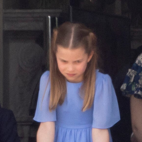 Le prince George de Cambridge et la princesse Charlotte - Les membres de la famille royale regardent le défilé Trooping the Colour depuis un balcon du palais de Buckingham à Londres lors des célébrations du jubilé de platine de la reine le 2 juin 2022