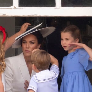 Mia Grace Tindall, Catherine Kate Middleton, duchesse de Cambridge, le prince Louis et la princesse Charlotte - Les membres de la famille royale regardent le défilé Trooping the Colour depuis un balcon du palais de Buckingham à Londres lors des célébrations du jubilé de platine de la reine le 2 juin 2022